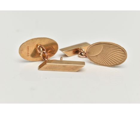 A PAIR OF 9CT GOLD CUFFLINKS, oval cufflinks with engine turned pattern, chain links with rhombus fittings, hallmarked 9ct Lo