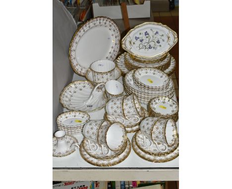 A COLLECTION OF SPODE FLEUR DE LYS GOLD PATTERN DINNERWARE, ETC, comprising a shell shaped serving dish, an oval meat platter