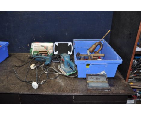 A TRAY CONTAINING BOSCH POWER TOOLS AND HAND TOOLS including a SB520-2 hammer drill, a PSS 230 sander (both PAT fail due to u
