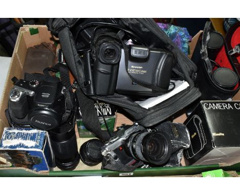 A BOX OF VINTAGE PHOTOGRAPHIC EQUIPMENT AND BINOCULARS ETC, to include a Minolta XG 9 35mm SLR film camera, Minolta 50mm f1.7