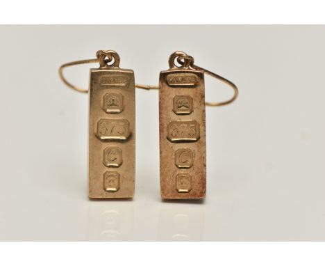 A PAIR OF 9CT GOLD INGOT DROP EARRINGS, each of a rectangular form, hallmarked 9ct London 1977, fitted with yellow metal fish