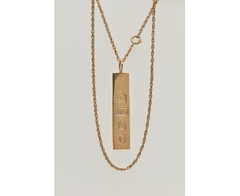 A 9CT GOLD INGOT PENDANT AND CHAIN, rectangular ingot hallmarked 9ct London 1977, fitted with a jump ring, length including j
