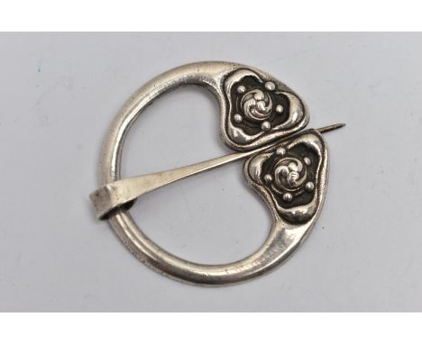 AN 'ALEXANDER RITICHIE' SILVER CLOAK CLIP, circular form with Celtic design, fitted with pin, hallmarked 'Alexander Ritchie' 