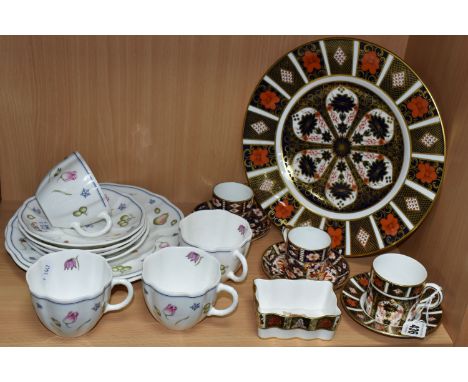 A GROUP OF ROYAL CROWN DERBY WARES, comprising an Imari 1128 dinner plate (adhesive plate hanger verso), a coffee can and sau