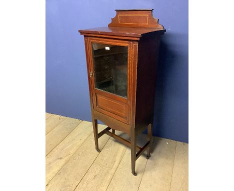 Edwardian chevron inlaid mahogany small glazed display cabinet, approx. 138cm H x 57cm W x 35cm D . Condition: Generally good