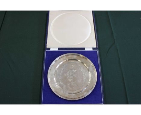 A limited edition silver plate to commemorate the silver jubilee of Her Majesty Queen Elizabeth II, by Roberts and Dore ltd, 