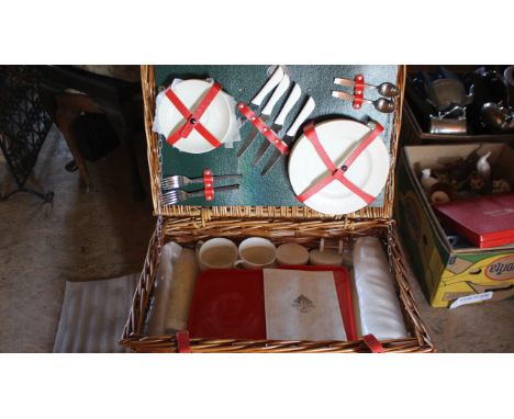 Brexton basket picnic set this items appears to be as new and never used