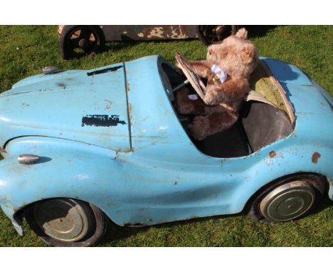 Austin J40 (blue) Garage/Barn find vintage Pedal car,
in need of total restoration but even in this condition highly prized V