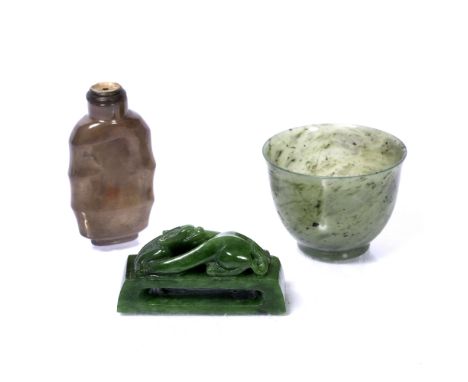 Bowenite cup Chinese a spinach jade slide carved with a shi shi dragon and an agate snuff bottle (3)