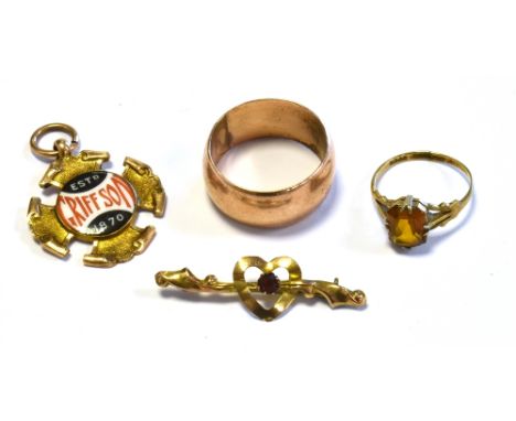 VARIOUS ITEMS OF 9CT GOLD JEWELLERY to include an 11.3mm wide plain band, hallmarked 9.375 Birmingham 1912, a heart motif bar