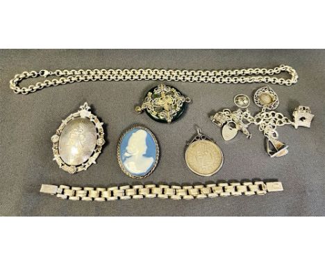 VARIOUS ITEMS OF SILVER JEWELLERY to include; a heavy round belcher link chain necklace, 60cm long x 7.1mm wide, a silver cha