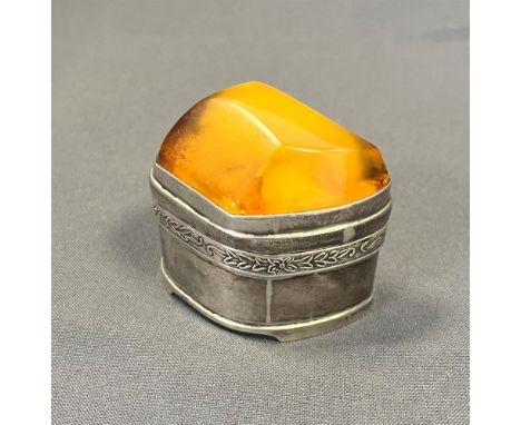 AMBER TOPPED SILVER TRINKET BOX standing 4.5cm tall x 5.3cm long, with a band of embossed floral and foliate decoration to ba