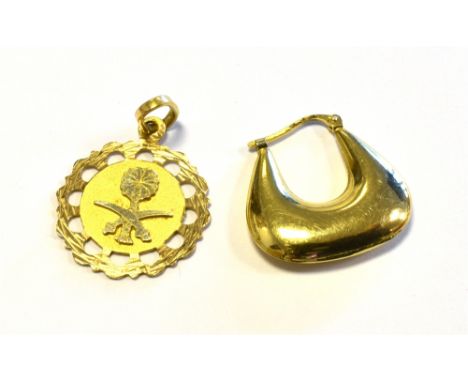 18CT GOLD EARRING &amp; PENDANT a single hoop earring and a pendant depicting the Saudi Arabian national emblem.  Both stampe