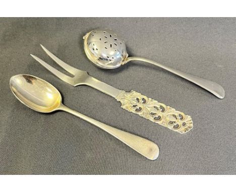 VARIOUS ITEMS OF SILVER to include a tea strainer, hallmarked Birmingham 1922, a teaspoon with crest engraved to terminal, ha