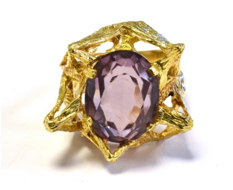 14CT GOLD &amp; PURPLE PASTE STONE RING in an asymmetrical star shaped design decorated with textured engraving, set with an 