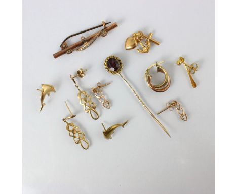 A selection of jewellery, including a 9ct yellow gold seed pearl set bar brooch, 4.5cm long, a group of three yellow metal ch