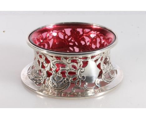 George V pierced silver sugar bowl of potato ring form by Pairpoint Brothers, London 1921, 116g, with cranberry glass liner, 
