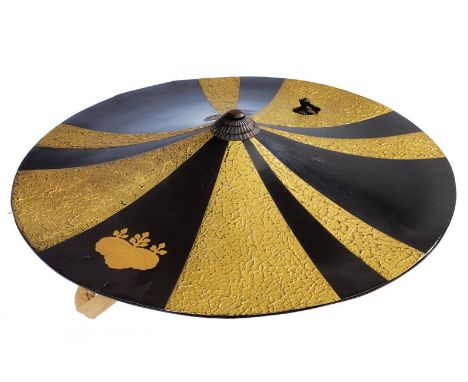 dating: Period (1603-1867) provenance: Japan, Light structure in polished black lacquer, alternated with radial bands in 'san