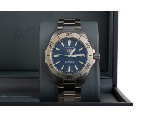 TAG HEUER AQUARACER SOLARGRAPH, STAINLESS STEEL QUARTZ WRIST WATCH  the round dial with baton hour markers, 40mm case, on a s