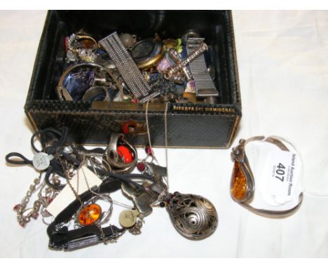 Various collectable costume jewellery, including bangle, etc.