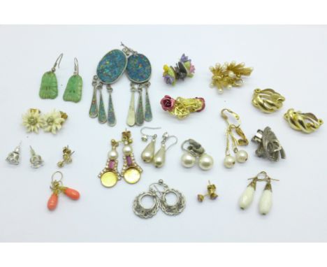 A collection of vintage earrings 