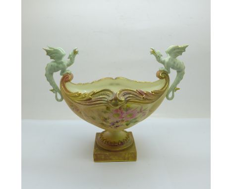 A Royal China Works Worcester blush ivory sweetmeat dish with dragon handles, 17cm 