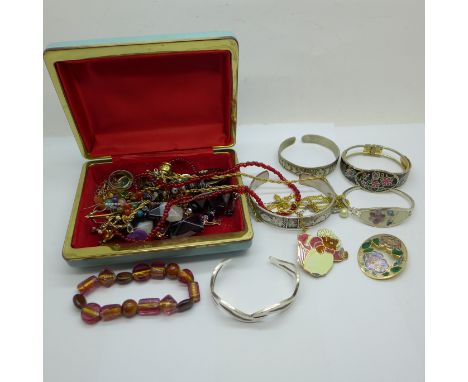 Assorted jewellery including a jade bracelet and earrings, a hardstone necklace, etc. 