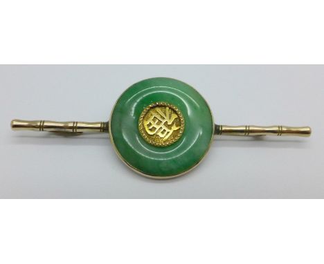 A Chinese jade and 14k gold brooch, 4.5g 
