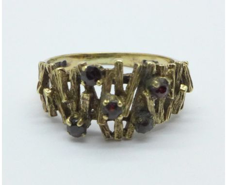 A 9ct gold and garnet ring, 3.1g, M 