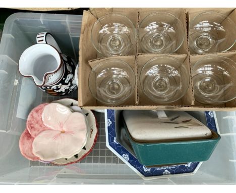A mixed lot of ceramics and glass to include 6 trifle bowls, Italian ceramics, Masons 'Christmas village' plates (6), Denby '