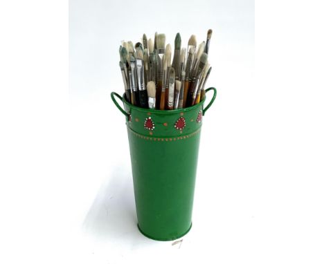 A green enamel pot of artists brushes to include Winsor and Newton, Gurstaecker, Raphael, L Cornelissen &amp; sons, Crimson &