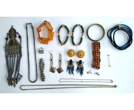 A mixed lot of jewellery to include white metal necklace, 51cmL; a pair of nephrite and gilt metal bracelets; a gilt metal ro