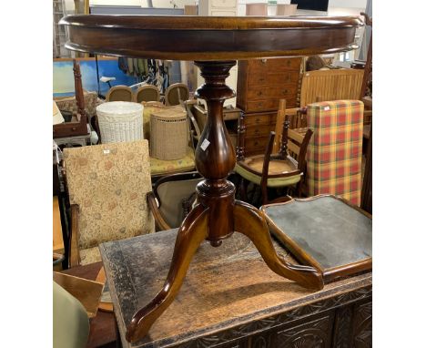 A reproduction Georgian style tripod table, 58x65cmH 