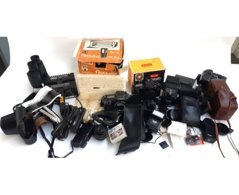 A mixed lot of cameras and equipment to include Kodak Instamatic movie light, flectalux 1000 SEL, flectalux 1000 MLA, Kaiser 