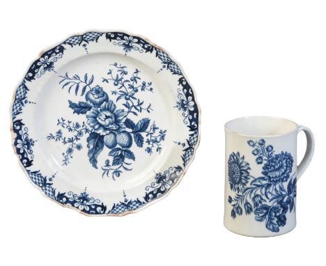 A WORCESTER FIRST PERIOD BLUE AND WHITE PORCELAIN BEER TANKARDcirca 1770, printed with floral pattern and with grooved strap 
