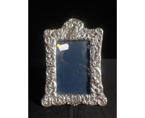 AN EDWARDIAN SILVER EASEL PHOTOGRAPH FRAME, DEAKIN & FRANCIS LtdBirmingham 1901 (some wear, velvet back worn)