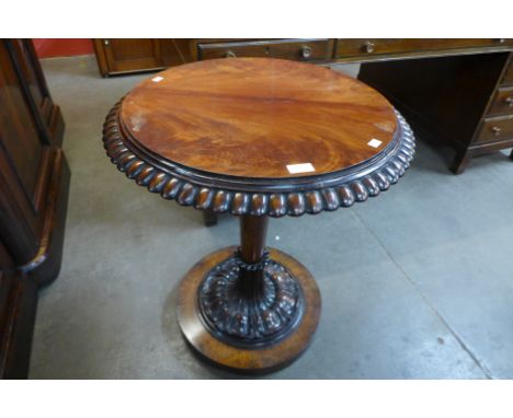 A William IV mahogany centre/lamp table 