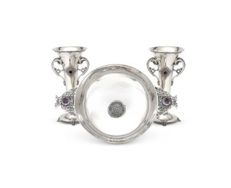 AN IRISH SILVER AND AMETHYST MOUNTED QUAICH WAKELY & WHEELER, DUBLIN 1913 The twin scrolled handles inset with circular cut a