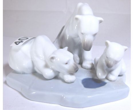 LLADRO POLAR BEARS. Lladro Polar bear family CONDITION REPORT: There is no damage to this item