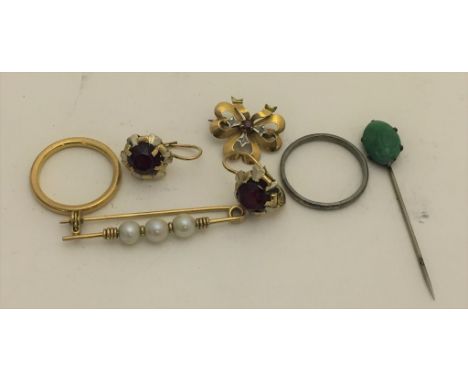 A quantity of vintage gold brooches, ring, jade brooch, pin brooches etc