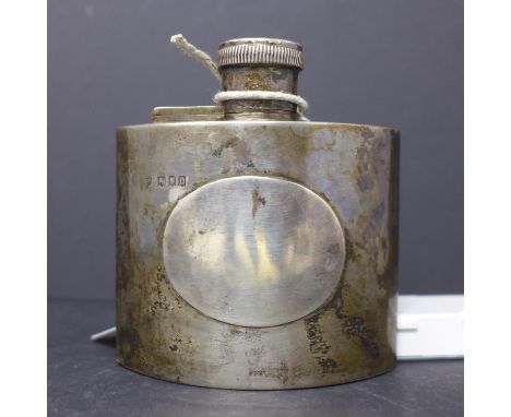 A George V silver hip flask by Goldsmiths &amp; Silversmiths Company, London 1917, weight approx. 3.2g, H.9cm 