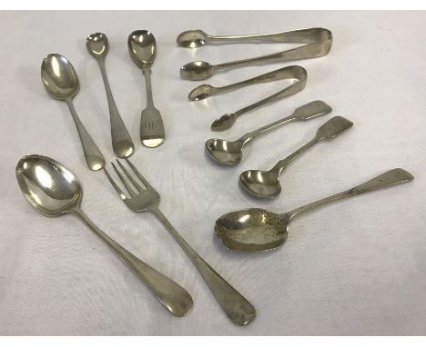 10 vintage silver cutlery items. Comprising 2 pairs of sugar tongs, 3 tea spoons, 1 pastry fork, 2 salt spoons, and 2 preserv