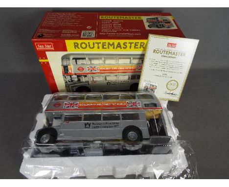 Sun Star - A boxed Sun Star 1:24 scale Limited Edition #2906 Routemaster Bus SRM 25-850 DYE;' Queen's Silver Jubilee - Woolwo