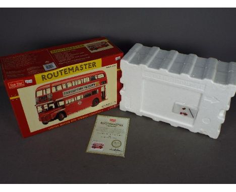 Sun Star - A limited edition London Transport Routemaster bus in 1:24 scale. # 2913. This has a certificate to show its numbe