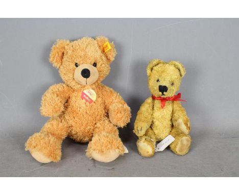 Steiff, Unmarked Maker - A vintage and modern teddy bear. Lot includes a vintage golden coloured bear with glass eyes, jointe