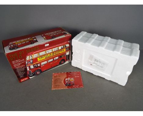 Sun Star - A limited edition London Transport RT bus in 1:24 scale. # 2921. This has a certificate to show its number 508 of 