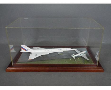 Unknown Maker - Cased diorama with a Tupolev TU-144 and a British United Airways Douglas C47 Dakota in 1:200 scale. The case 