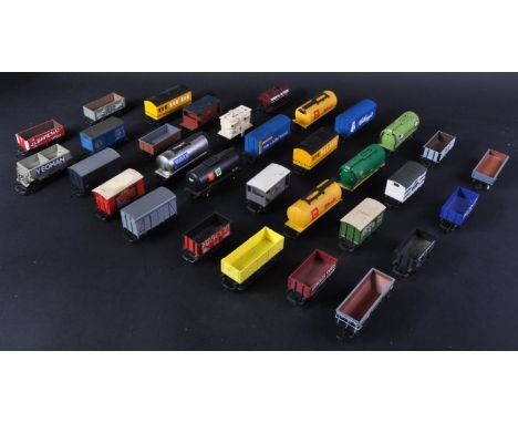 A collection of x32 assorted 00 gauge model railway trainset locomotive rolling stock wagons, largely Hornby but Bachmann and