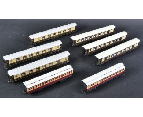 A collection of x8 Hornby 00 gauge model railway trainset locomotive coaches / carriages to include x6 Pullman dining cars an