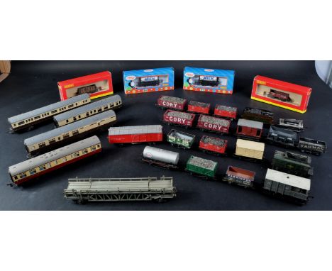 A large collection of assorted Hornby, Triang / Tri-ang and Bachmann 00 gauge model railway trainset locomotive rolling stock